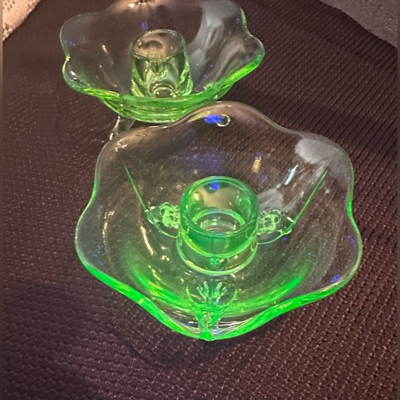PAIR OF FENTON LOTUS 6-PETAL GREEN URANIUM VASELINE GLASS 3-FOOTED CANDLE HOLDER - Picture 6 of 11